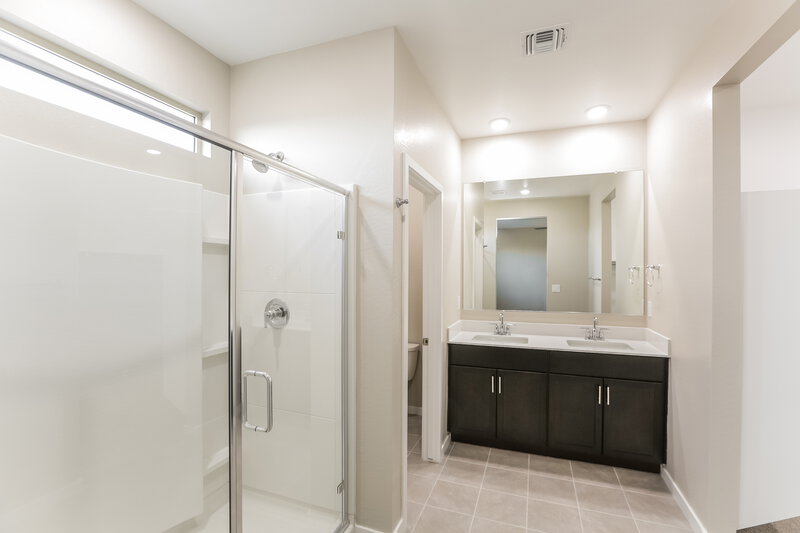 2,580/Mo, 6827 W Parkway Drive Phoenix, AZ 85043 Main Bathroom View