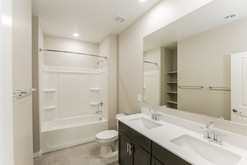 2,580/Mo, 6827 W Parkway Drive Phoenix, AZ 85043 Bathroom View