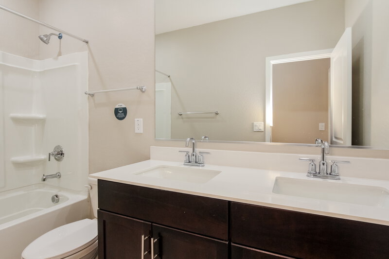 2,260/Mo, 6845 W Marguerite Avenue Phoenix, AZ 85043 Main Bathroom View