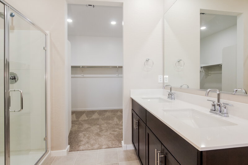 2,260/Mo, 6845 W Marguerite Avenue Phoenix, AZ 85043 Main Bathroom View 2