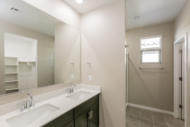 2,230/Mo, 6837 W Marguerite Avenue Phoenix, AZ 85043 Main Bathroom View