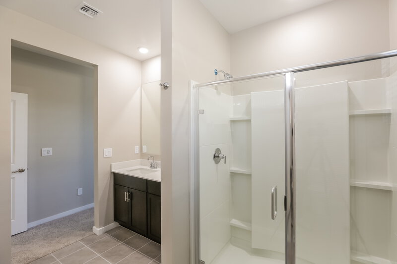 2,230/Mo, 6837 W Marguerite Avenue Phoenix, AZ 85043 Main Bathroom View 2