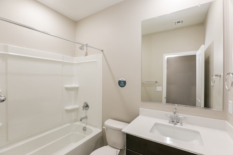 2,230/Mo, 6837 W Marguerite Avenue Phoenix, AZ 85043 Bathroom View