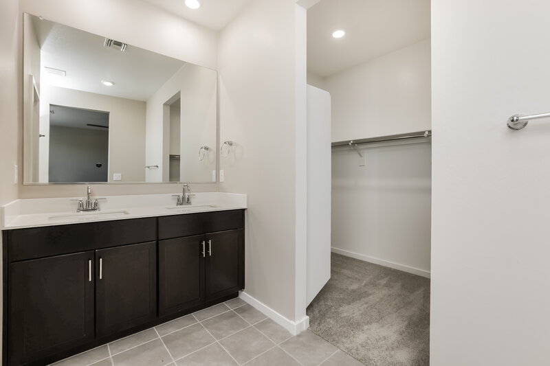 2,550/Mo, 6859 W Levi Drive Phoenix, AZ 85043 Main Bathroom View