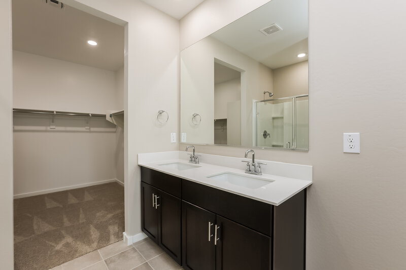 2,260/Mo, 6819 W Levi Drive Phoenix, AZ 85043 Main Bathroom View
