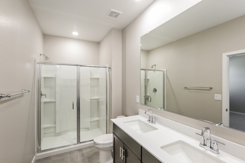 2,135/Mo, 6728 W Gaby Road Phoenix, AZ 85043 Main Bathroom View
