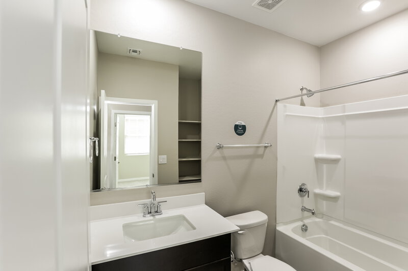 2,135/Mo, 6728 W Gaby Road Phoenix, AZ 85043 Bathroom View