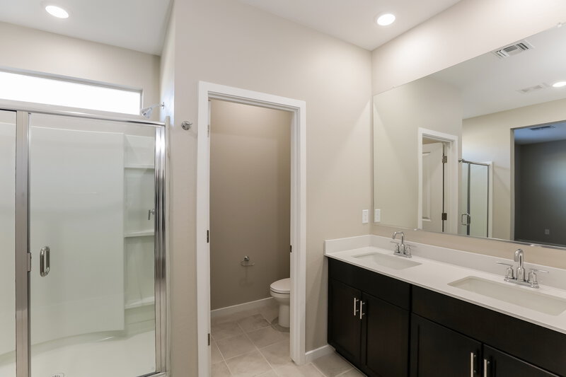 2,390/Mo, 6838 W Gaby Road Phoenix, AZ 85043 Main Bathroom View