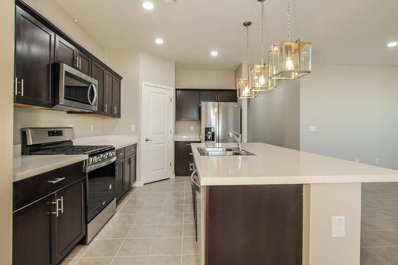 3,450/Mo, 4623 S 67th Lane Phoenix, AZ 85043 Kitchen View 2