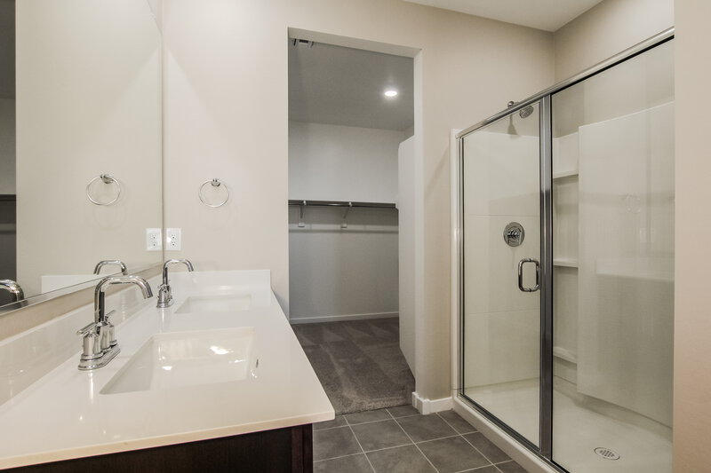 3,450/Mo, 4623 S 67th Lane Phoenix, AZ 85043 Main Bathroom View
