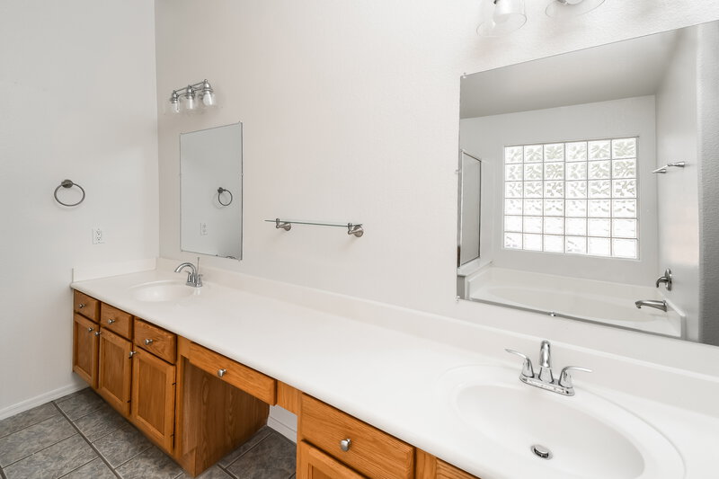 2,405/Mo, 6102 S Ashley Dr Chandler, AZ 85249 Main Bathroom View