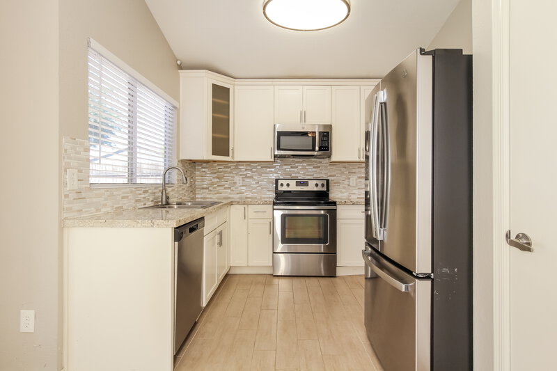 2,095/Mo, 18232 N 30th Pl Phoenix, AZ 85032 Kitchen View