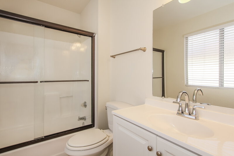 2,095/Mo, 18232 N 30th Pl Phoenix, AZ 85032 Main Bathroom View