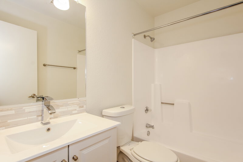 2,095/Mo, 18232 N 30th Pl Phoenix, AZ 85032 Bathroom View