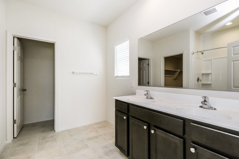 2,190/Mo, 10916 W Mobile Ln Tolleson, AZ 85353 Main Bathroom View