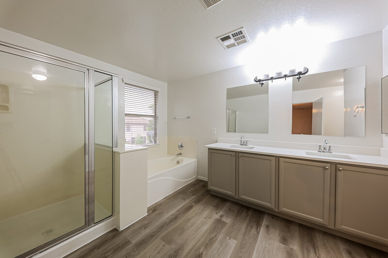 2,635/Mo, 11811 W Foothill Dr Sun City, AZ 85373 Main Bathroom View