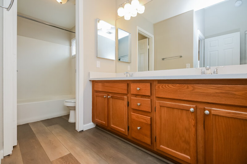 2,365/Mo, 250 W Juniper Ave Unit 47 Gilbert, AZ 85233 Main Bathroom View