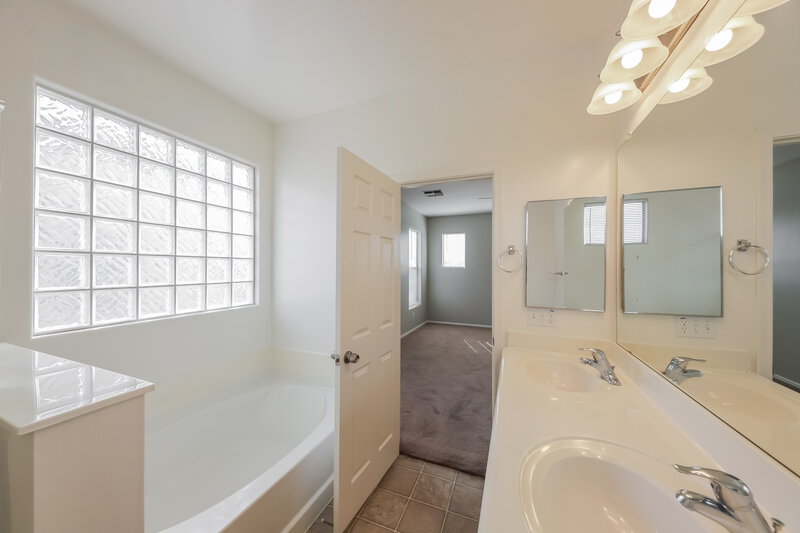 2,115/Mo, 10017 W Albeniz Pl Tolleson, AZ 85353 Main Bathroom View