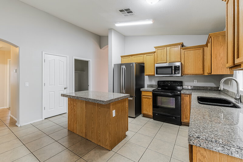 1,965/Mo, 7814 S 72nd Ln Laveen, AZ 85339 Kitchen View 3