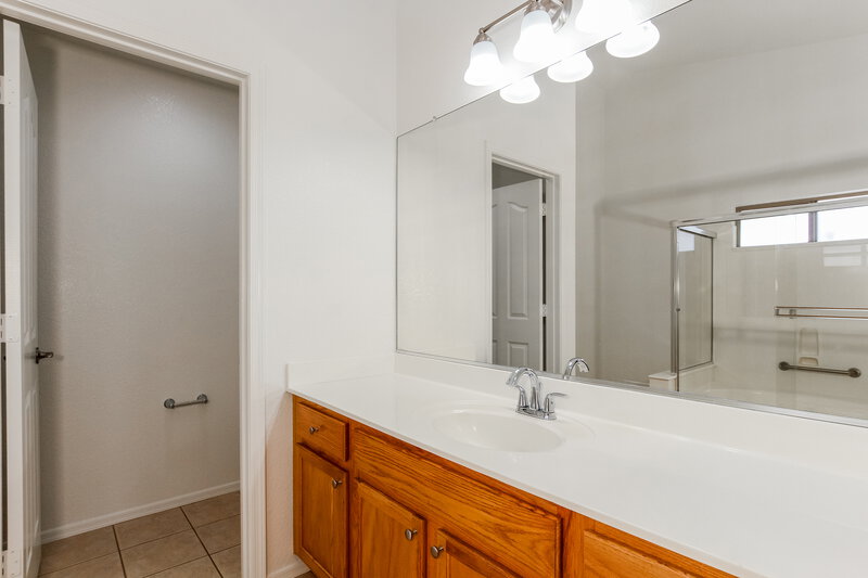 2,085/Mo, 21665 N 91st Dr Peoria, AZ 85382 Main Bathroom View