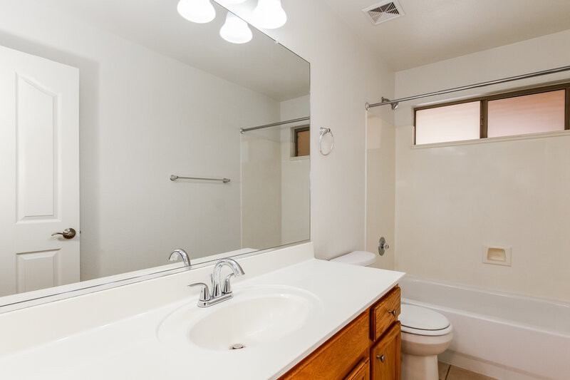 2,085/Mo, 21665 N 91st Dr Peoria, AZ 85382 Bathroom View