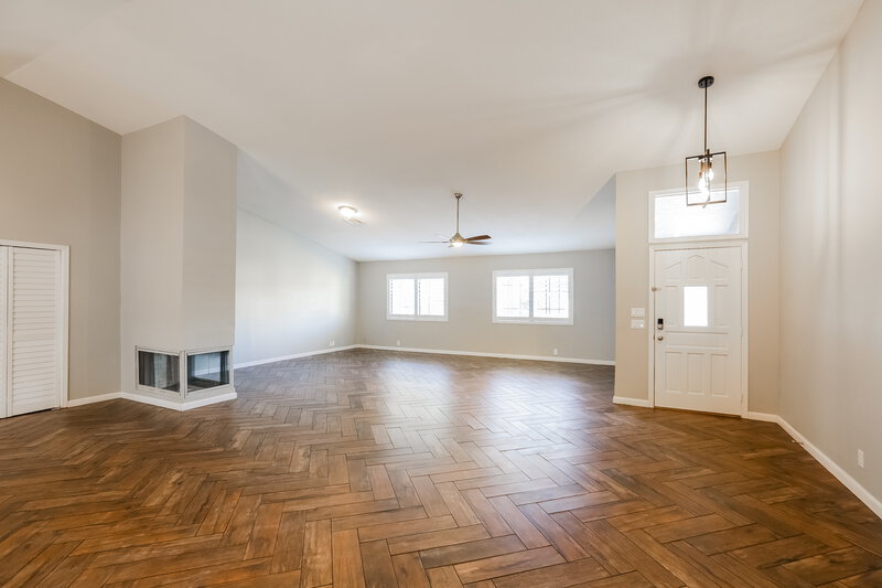 2,490/Mo, 1214 E Greenway Cir Mesa, AZ 85203 Living Room View 3