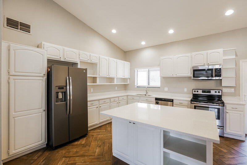 2,490/Mo, 1214 E Greenway Cir Mesa, AZ 85203 Kitchen View