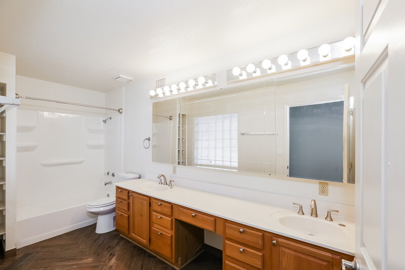 2,490/Mo, 1214 E Greenway Cir Mesa, AZ 85203 Main Bathroom View