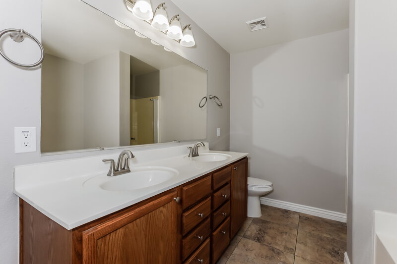 2,515/Mo, 3914 S Ponderosa Dr Gilbert, AZ 85297 Main Bathroom View