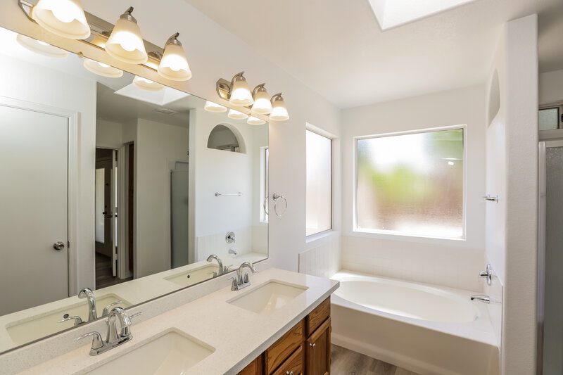 2,405/Mo, 17877 N 85th Ln Peoria, AZ 85382 Main Bathroom View