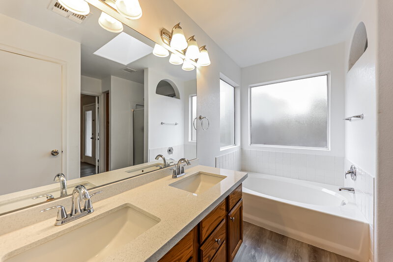 2,245/Mo, 17877 N 85th Ln Peoria, AZ 85382 Main Bathroom View