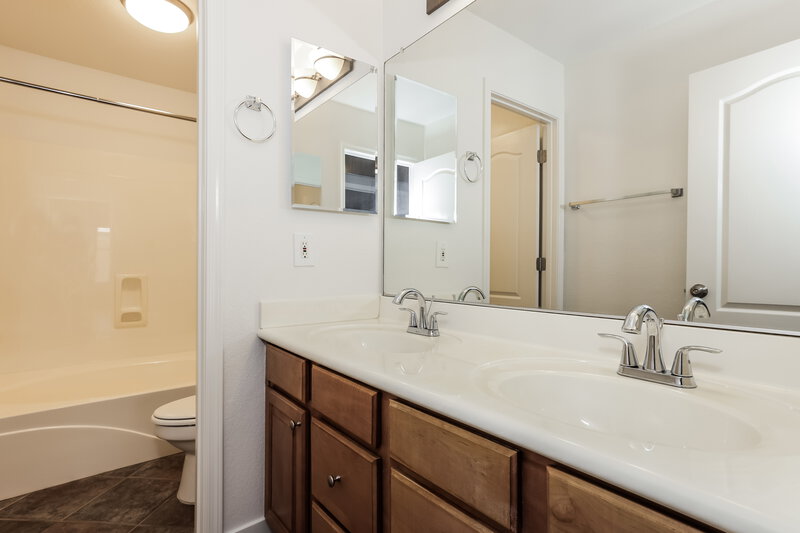 2,350/Mo, 22851 N 103rd Ln Peoria, AZ 85383 Bathroom View