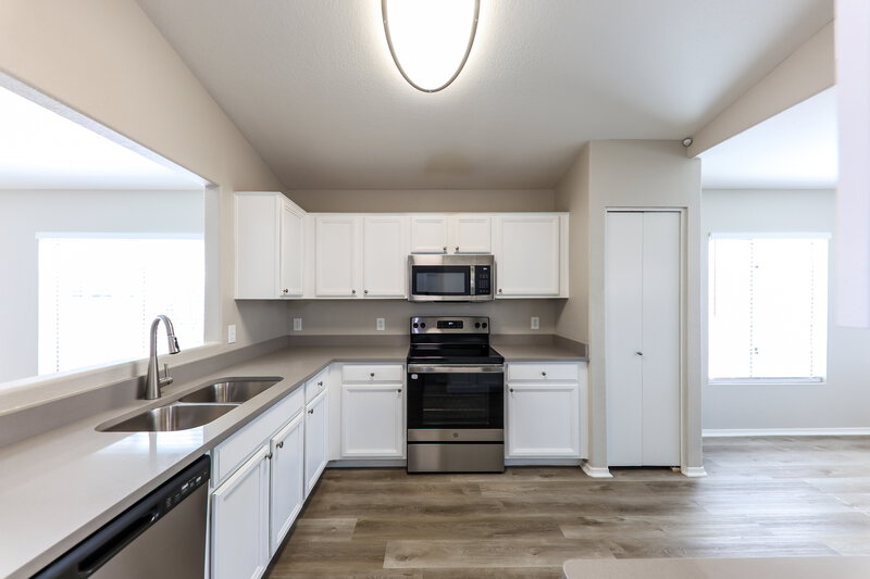 2,375/Mo, 2310 E Morrow Dr Phoenix, AZ 85024 Kitchen View 2
