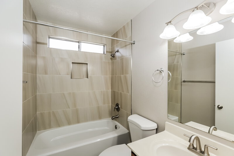 2,110/Mo, 8871 W Morningside Dr Peoria, AZ 85382 Bathroom View