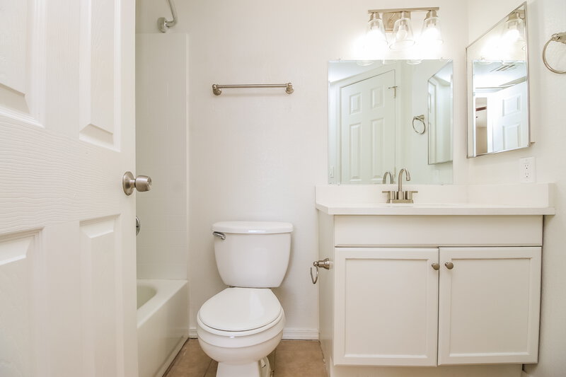 2,435/Mo, 1040 N Palm St Gilbert, AZ 85234 Main Bathroom View