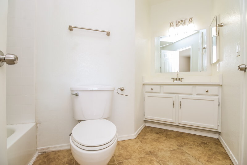 2,435/Mo, 1040 N Palm St Gilbert, AZ 85234 Bathroom View