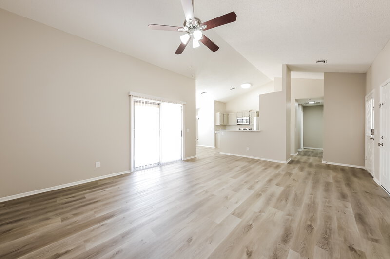 1,885/Mo, 16245 N 63rd Dr Glendale, AZ 85306 Living Room View 3