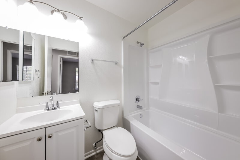 1,885/Mo, 16245 N 63rd Dr Glendale, AZ 85306 Bathroom View