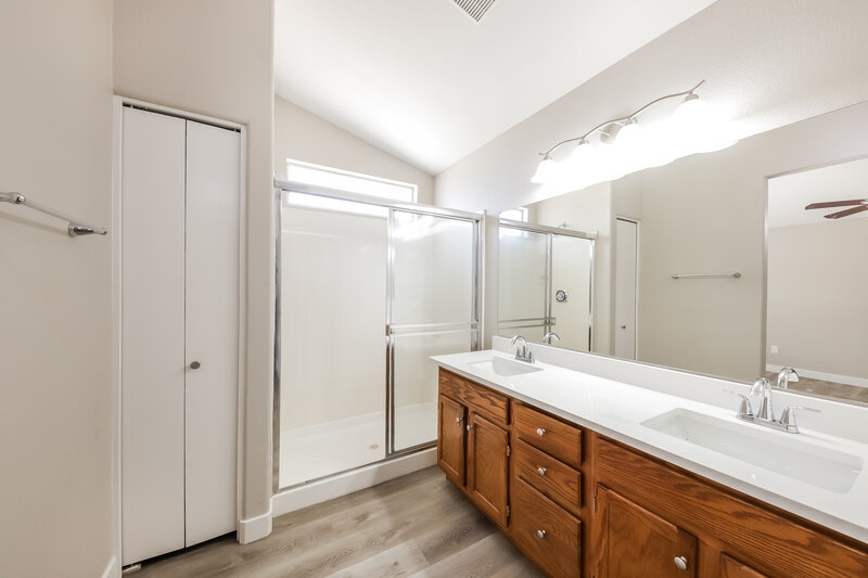 1,975/Mo, 7533 W Jenan Dr Peoria, AZ 85345 Main Bathroom View