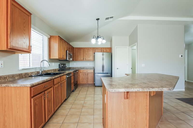 2,225/Mo, 2145 E Danbury Rd Phoenix, AZ 85022 Kitchen View