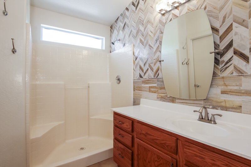 2,225/Mo, 2145 E Danbury Rd Phoenix, AZ 85022 Main Bathroom View