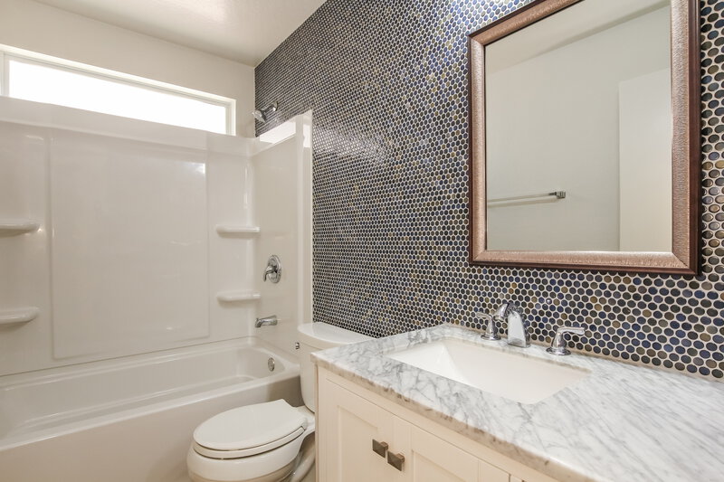2,225/Mo, 2145 E Danbury Rd Phoenix, AZ 85022 Bathroom View