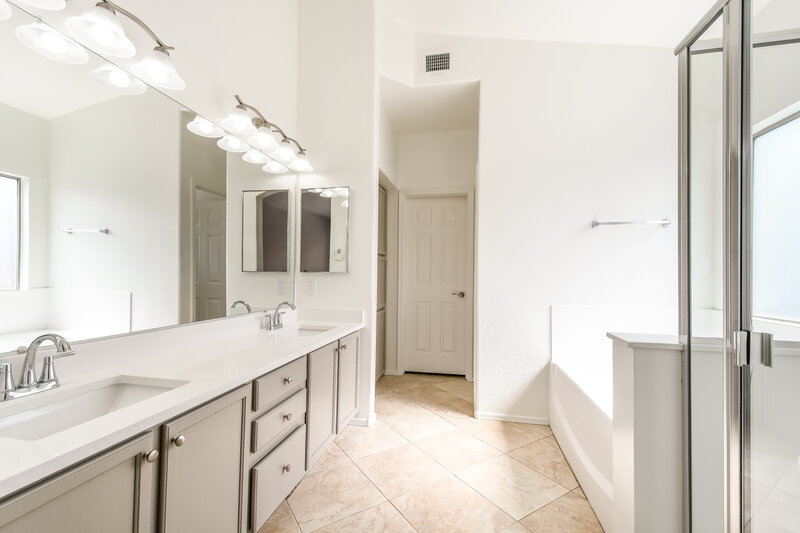 2,605/Mo, 6833 W Saddlehorn Rd Peoria, AZ 85383 Main Bathroom View