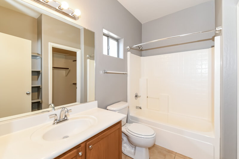 1,960/Mo, 327 N 76th Pl Mesa, AZ 85207 Main Bathroom View