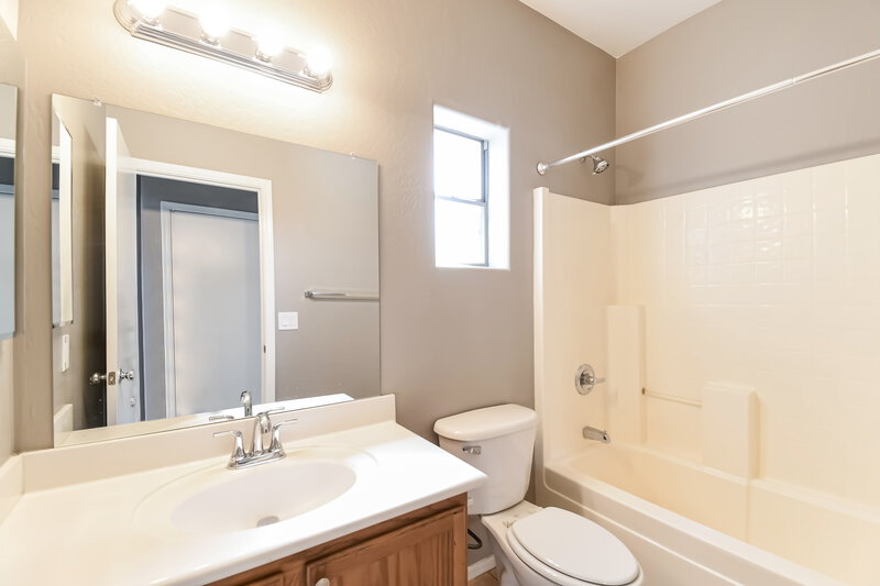 1,960/Mo, 327 N 76th Pl Mesa, AZ 85207 Bathroom View