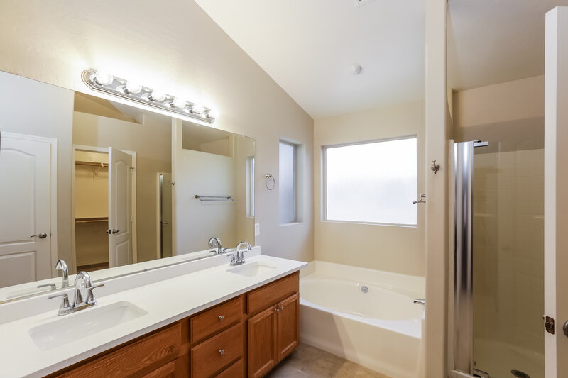 2,415/Mo, 2118 E Rockwood Dr Phoenix, AZ 85024 Main Bathroom View
