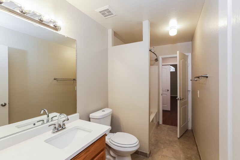 2,415/Mo, 2118 E Rockwood Dr Phoenix, AZ 85024 Bathroom View