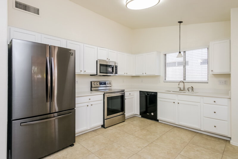 2,335/Mo, 410 E Del Rio St Chandler, AZ 85225 Kitchen View 2
