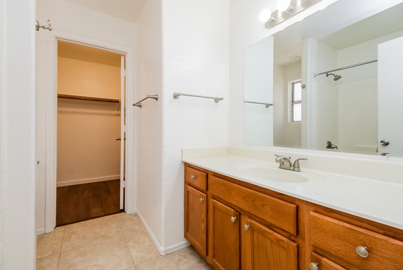 2,335/Mo, 410 E Del Rio St Chandler, AZ 85225 Main Bathroom View