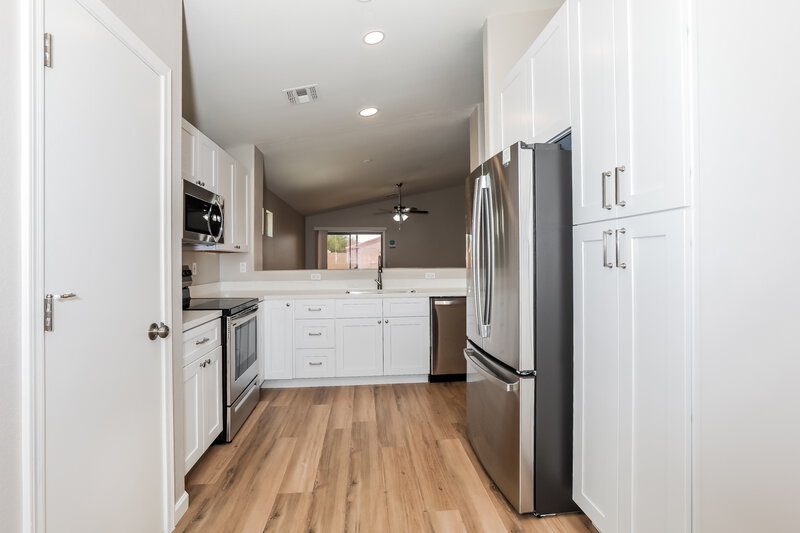 2,810/Mo, 1141 W 18th Ave Apache Junction, AZ 85120 Kitchen View 3